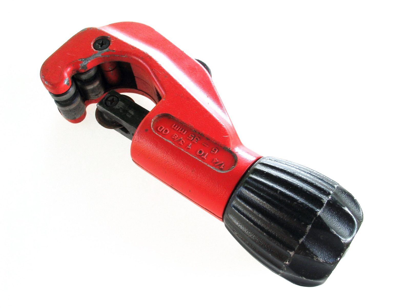 Pipe cutter tool for cutting copper pipe